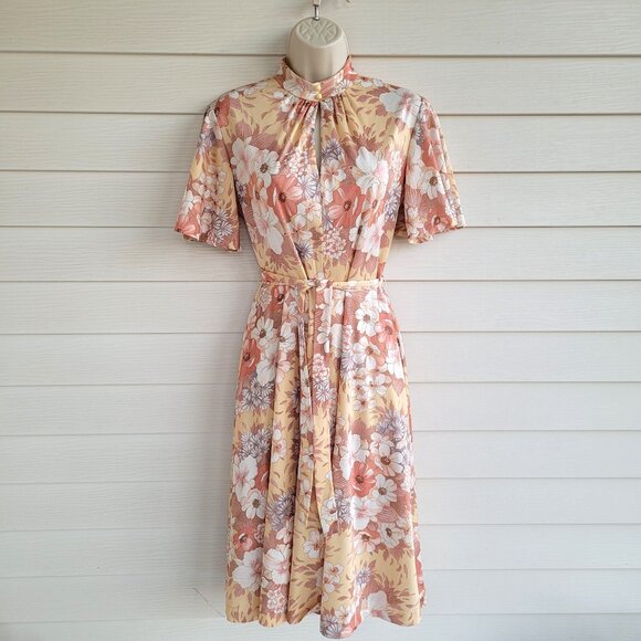 Dresses & Skirts - Vintage 70s: floral keyhole front short sleeve dress